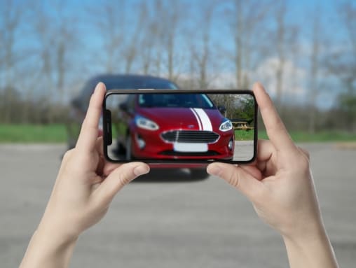 imagen de carrusel ford persona haciendo una foto de un vado