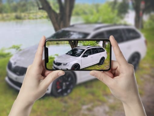 carrusel de imágenes skoda persona haciendo fotos a un skoda