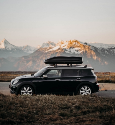conductrice-mini-noire-coffre-toit