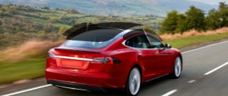 Vitres teintées d'une Tesla rouge