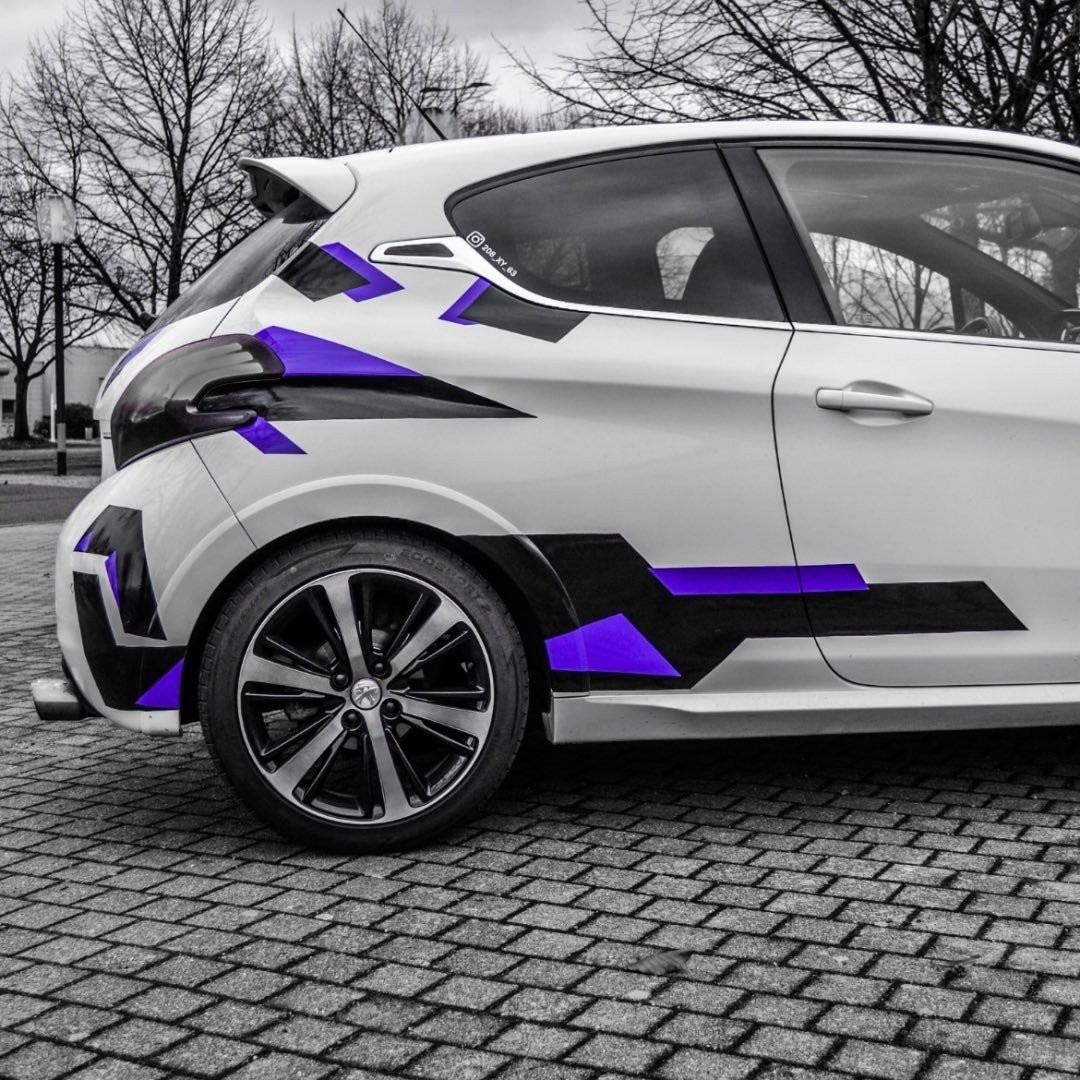 Bild: 2D Covering violett und schwarz - Peugeot 208 Bild: 2D Covering violett und schwarz - Peugeot 208