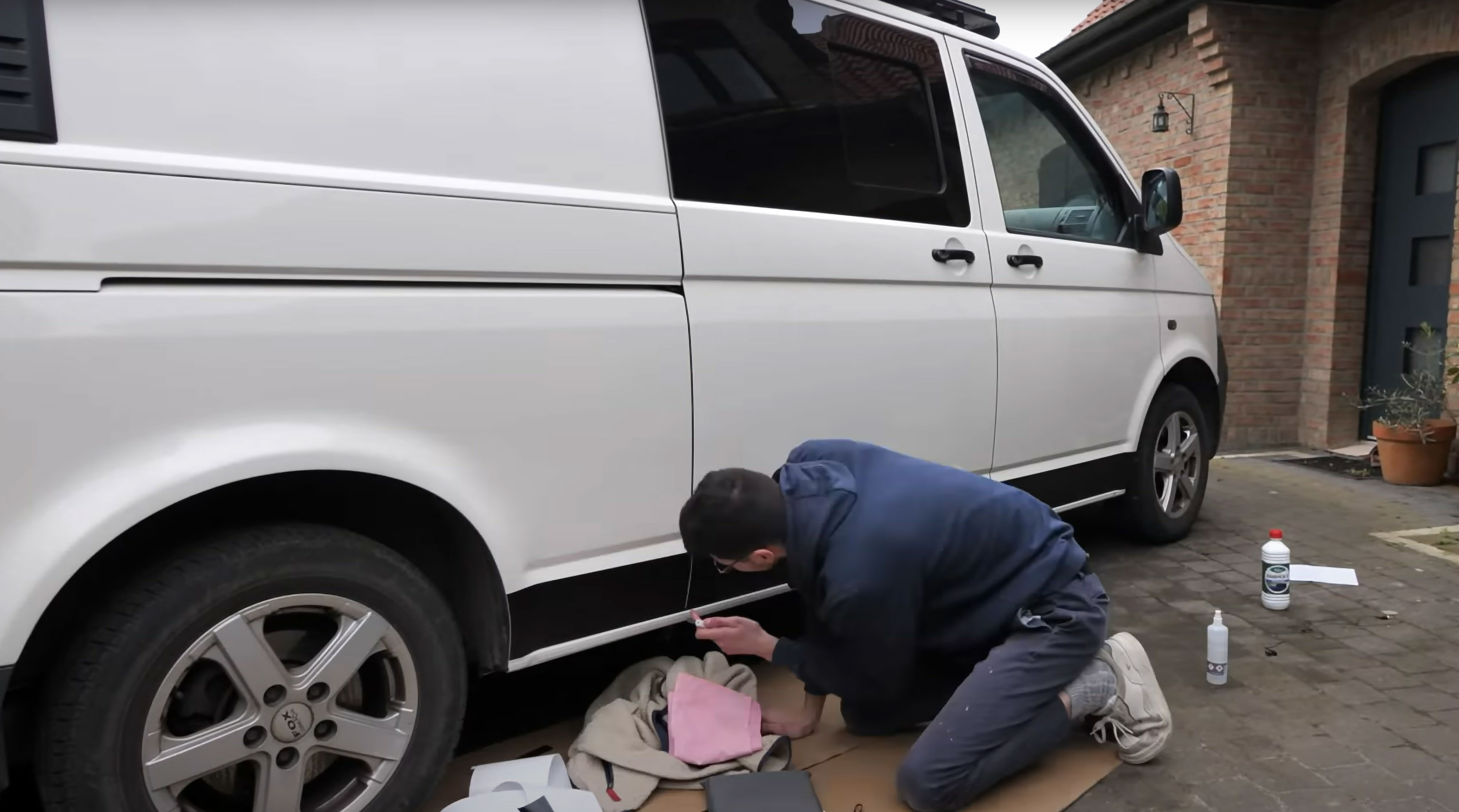 Image: Wrapping sur Van, how @vanvadrouille customized and personalized his converted van