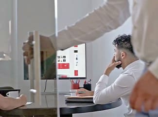 Image : Comment assurer la confidentialité des écrans chez moi ou en entreprise ? Image : Comment assurer la confidentialité des écrans chez moi ou en entreprise ?
