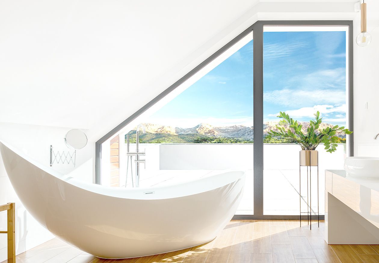 Salle de bain avant et après être équipée du film opaque noir avec effet miroir