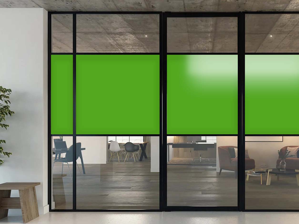 Porte vitrée équipée du film opacifiant vert