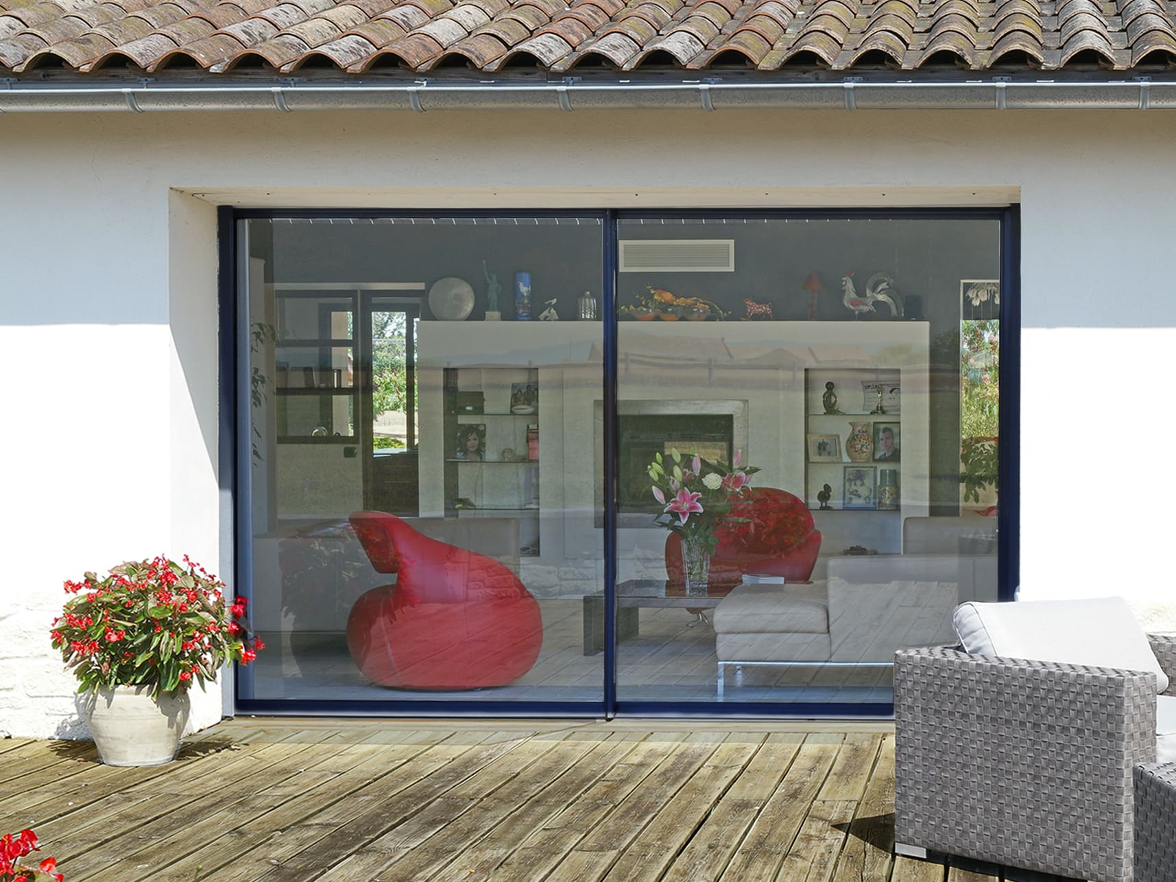 Glazing equipped with solar protection film to protect against heat when viewed from the outside