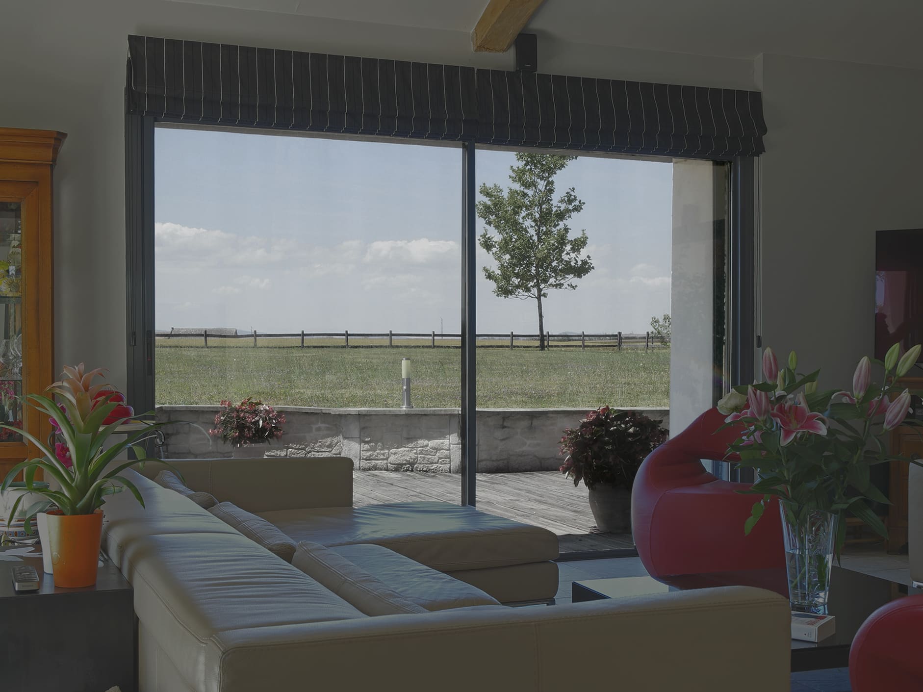 - Luminis Films - Particulier Vue intérieure avec et sans le film de protection solaire métallisé argent foncé